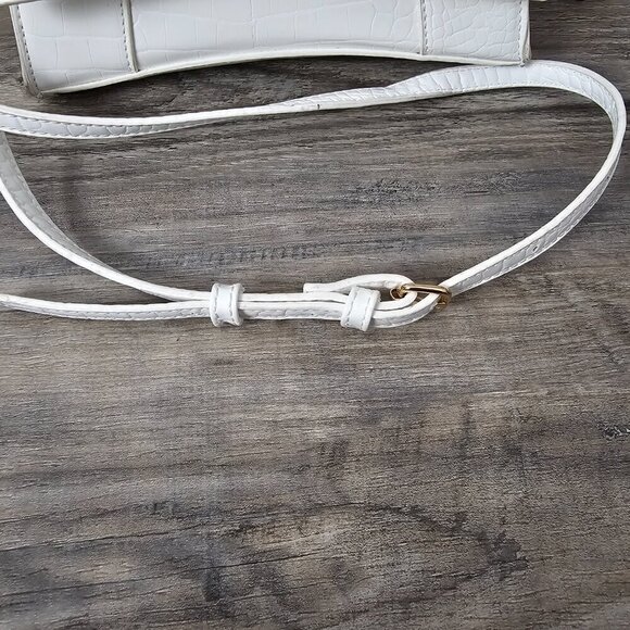 Urban Expressions Lucas Oatmilk Croco Embossed Crossbody Bag - Picture 12 of 14